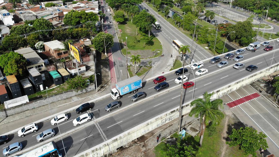 Mesmo com viaduto, trnsito no Recife parece sempre quetem um "n"  (Foto: Romulo Chico/DP)