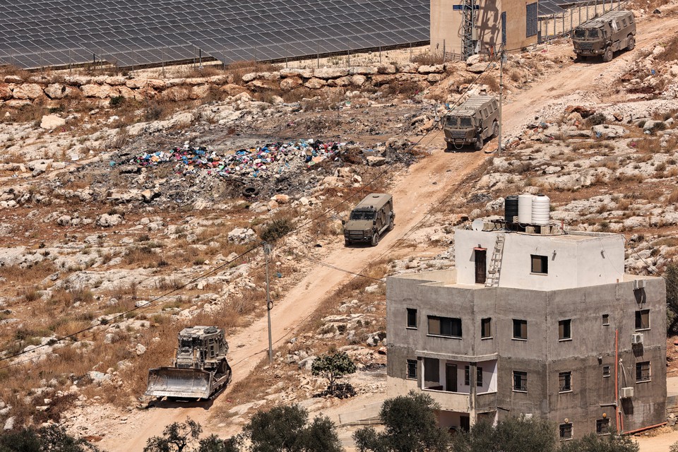 Veculos militares israelenses so posicionados durante uma operao de demolio de casas na aldeia palestina de Kafr Dan, a oeste de Jenin, na Cisjordnia ocupada (Foto: ZAIN JAAFAR / AFP)