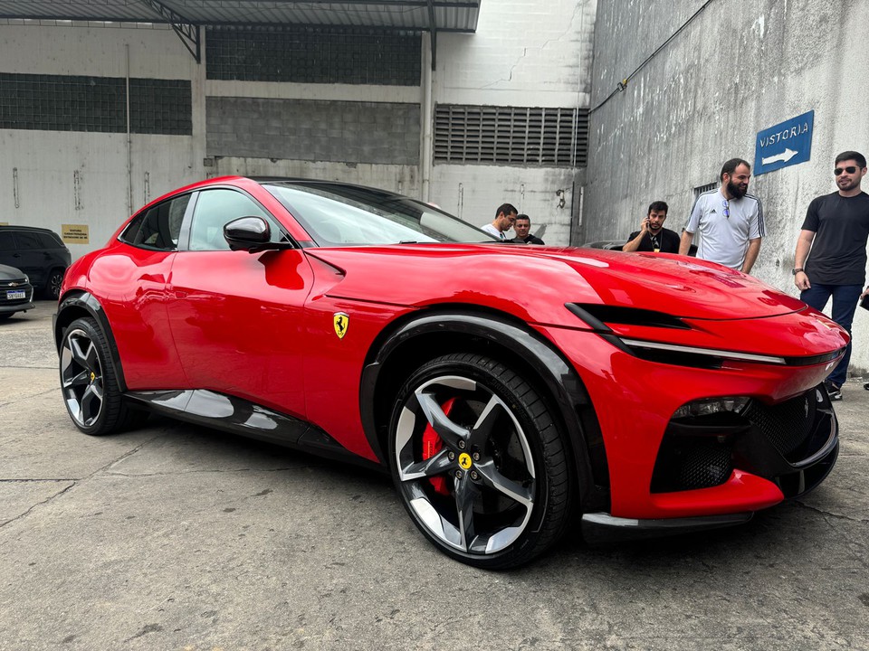 Ferrari vermelha foi apreendida no Recife (Foto: Polcia Civil )