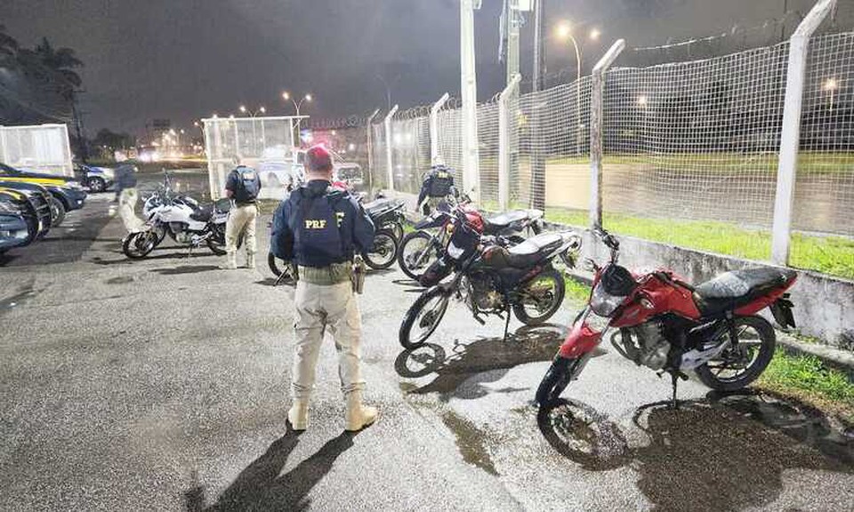 A operao resultou na apreenso de mais de 10 motocicletas e na conduo de um jovem de 18 anos  delegacia por documentao adulterada (Foto: Divulgao/PMPE)