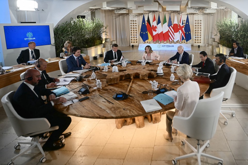 Lderes mundiais participam de uma sesso de trabalho durante cpula do G7 (Foto: FILIPPO MONTEFORTE / AFP
)