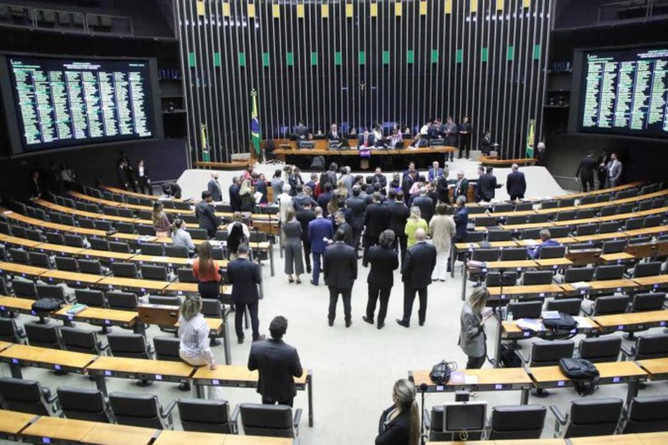 
Deputados de cinco partidos da base do governo e que ocupam 11 ministrios na Esplanada, e que integram o Centro, foram imprescindveis para ajudar a oposio a derrotar o Palcio do Planalto (foto: Mrio Agra/Cmara dos Deputados)