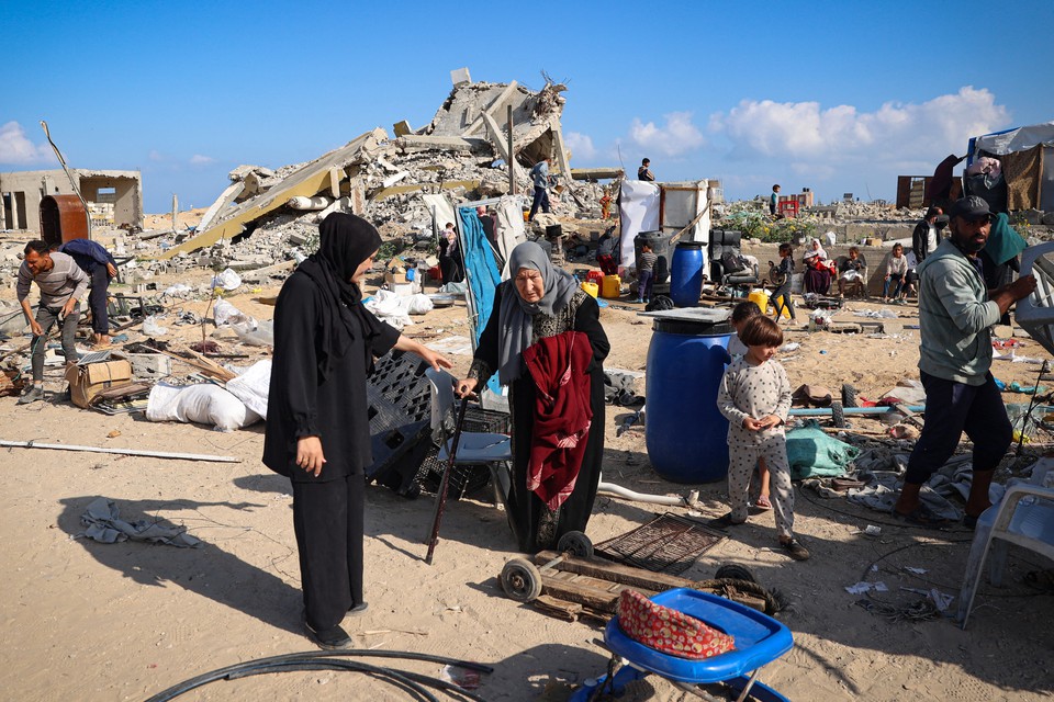 Palestinos deslocados empacotam seus pertences antes de deixarem rea insegura em Rafah (Foto: AFP)