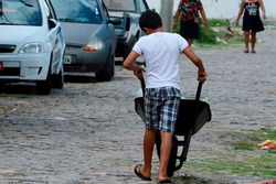 O IBGE define o trabalho infantil como aquele considerado perigoso e prejudicial para a sade e desenvolvimento mental, fsico, social ou moral das crianas