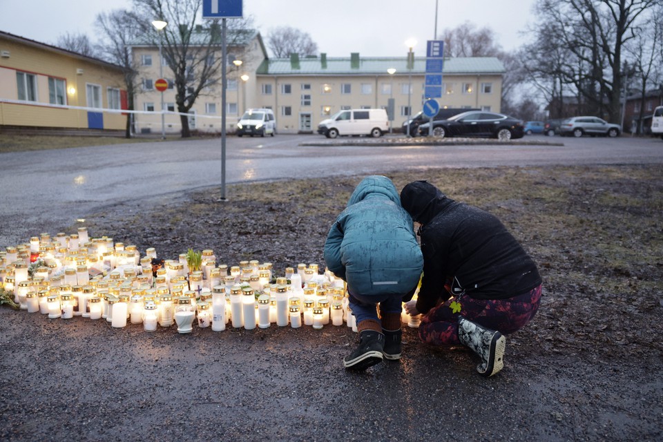 Pessoas colocam velas e flores para homenagear as vtimas em frente  Escola Viertola, na Finlndia (Foto: RONI REKOMAA / LEHTIKUVA / AFP
)