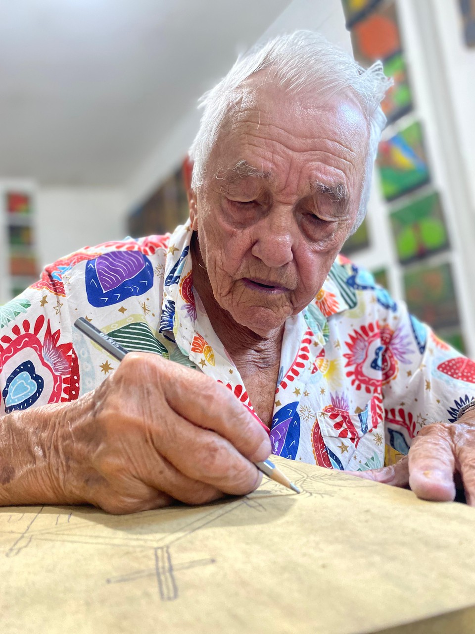 Artista comeou a fazer xilogravuras em 1965 (Divulgao/Edna Silva)