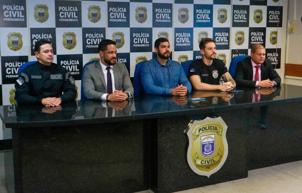 Os delegados explicaram como foi o sequestro e libertao de refns  (Foto: Marina Torres/DP)