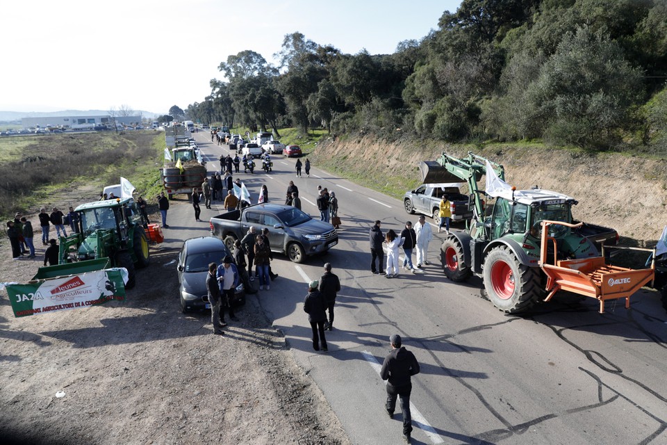 Continua o bloqueio as estradas de acesso s principais cidades francesas pelos agricultores do pas (Foto: PASCAL POCHARD-CASABIANCA / AFP
)