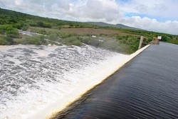 Homem tenta atravessar barragem de rio no Agreste e  levado por correnteza (Foto: Divulgao)