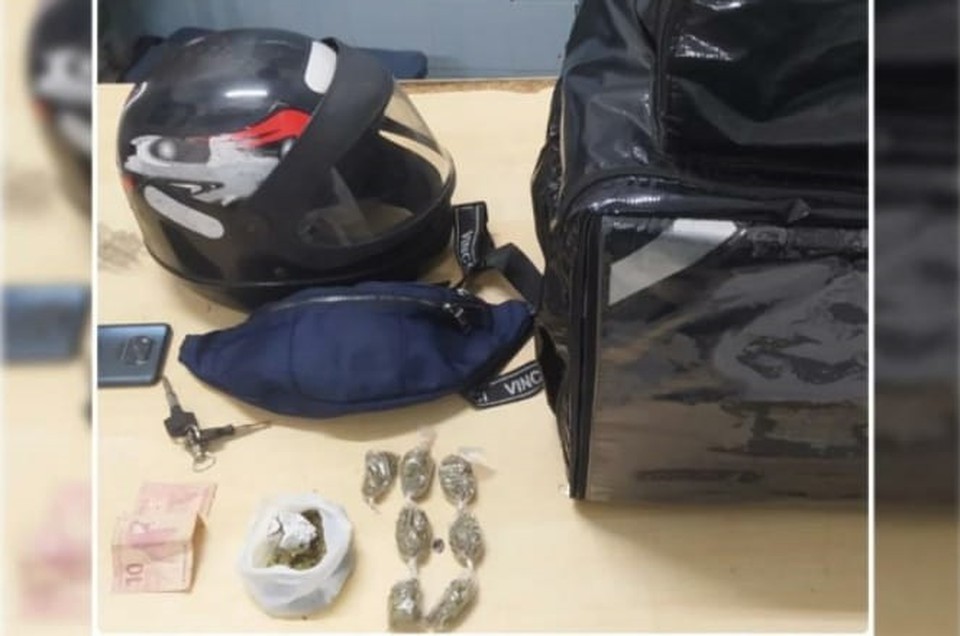 Maconha estava na mesma caixa de entrega de comida com motociclista (Foto:PM)