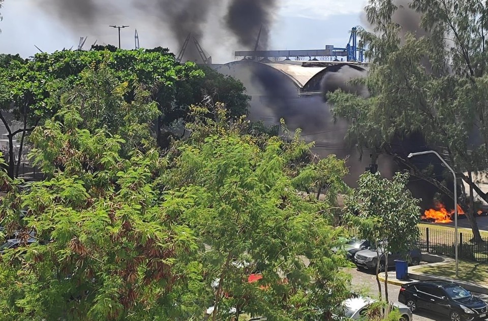 Protesto foi realizado na frnete da Prefeitura do Recife  (Foto: Cortesia)