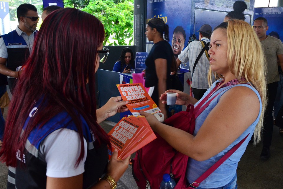 Tcnicos entregaram panfletos no TI Joana Bezerra  (Foto: Paulo Maciel/Grande Recife Consrcio )