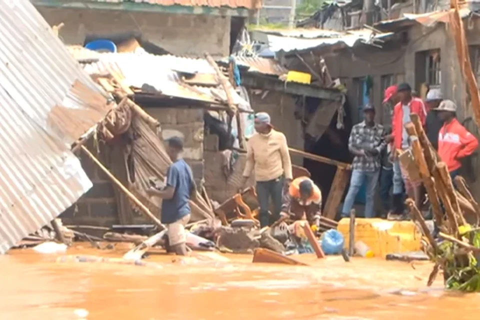 No Qunia, as chuvas torrenciais, as inundaes repentinas e os deslizamentos de terras causaram quase 300 mortos (Foto: Citizen TV Kenya/Reproduo/YouTube
)