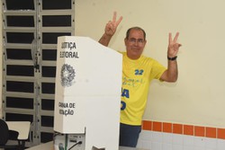 Mano Medeiros vota em universidade, em Piedade (Foto: Divulgao)