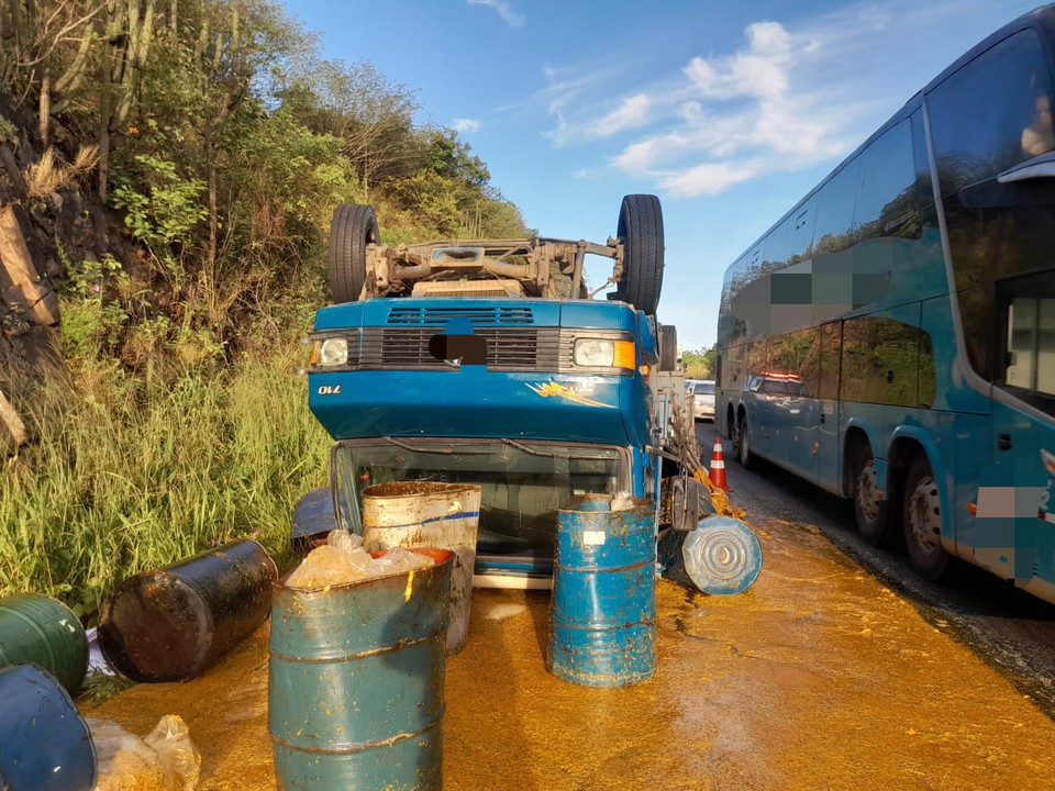 Primeiro acidente envolveu caminho, que capotou  (Foto: PRF)