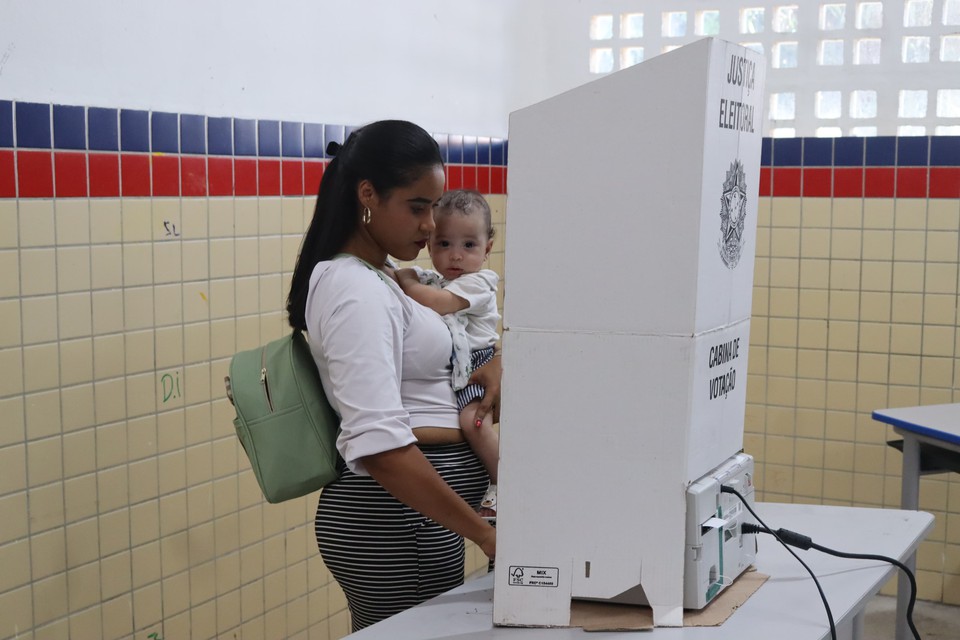 Josilene votou com o filho, Davi Miguel (Foto: Priscilla Melo/DP Foto)