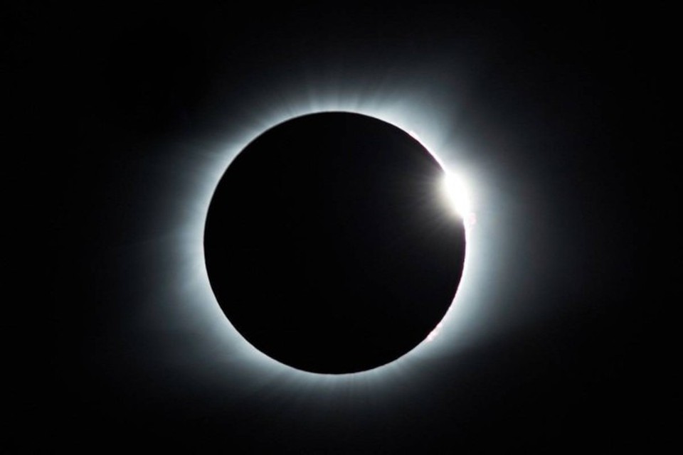No eclipse solar total, a Terra, a Lua e o Sol se alinham em uma posio exata, o que faz com que o Sol seja tapado pela Lua de quem observa da Terra  (foto: Mathew Schwartz/Unsplash)