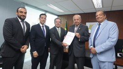 Documento foi entregue ao presidente do TRE-PE, o desembargador Cndido Saraiva, pelo presidente e vice-presidente do TCE-PE, os conselheiros Valdecir Pascoal e Carlos Neves.