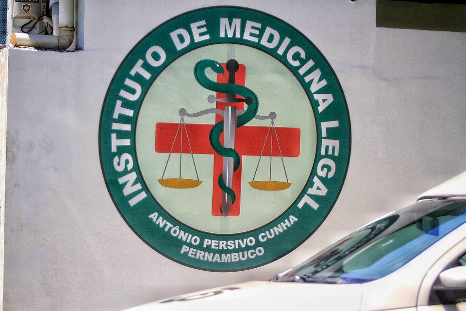 O corpo do pastor foi levado para o Intituto Medicina Legal (IML) (Foto: Romulo Chico/DP)