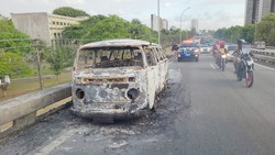 Kombi pega fogo em viaduto e fica completamente destruda (Foto: PRF)