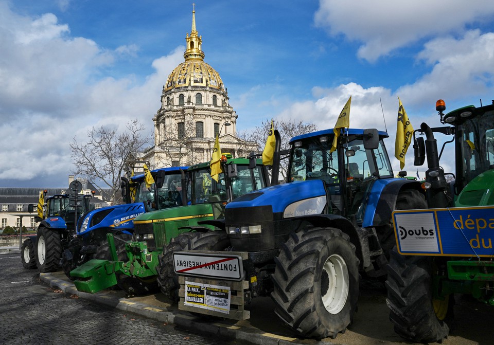 Protesto de agricultores em Paris, na Frana (Foto: Miguel MEDINA / AFP)