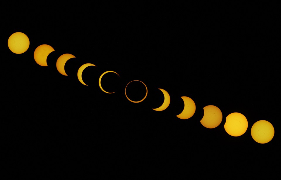 Combinao de imagens do eclispe na Ilha de Pscoa  (foto: JUAN MABROMATA / AFP)