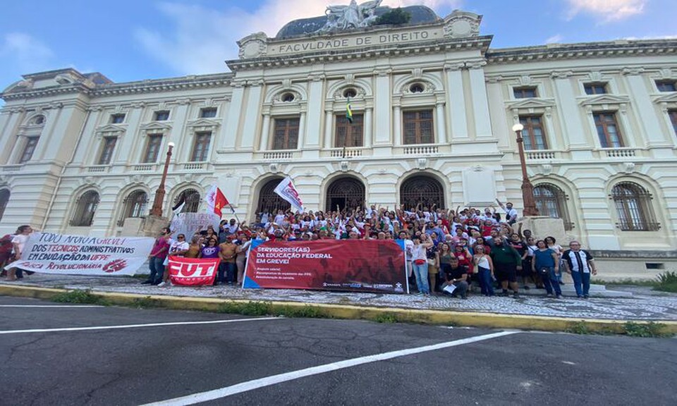 O movimento ficou concentrado em frente ao prdio da Faculdade de Direito do Recife (Foto: Aim Kyrillos/DP foto)