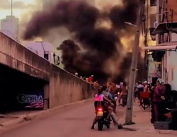 Protesto interdita descida da Via Mangue, em Boa Viagem, nesta segunda (18) (Foto: Reproduo/Instagram)