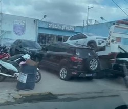 Polcia apreende carro com dinheiro em espcie que era usado em campanha porta a porta em Surubim (Foto: Reproduo/Whatsapp)