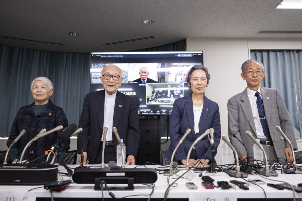 A organizao Nihon Hidankyo, que rene sobreviventes dos bombardeios atmicos de Hiroshima e Nagasaki em 1945 (foto: Yuichi YAMAZAKI / AFP


)