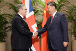 Presidente da China se rene com o primeiro-ministro britnico no G2O (Crdito: STEFAN ROUSSEAU / POOL/AFP)