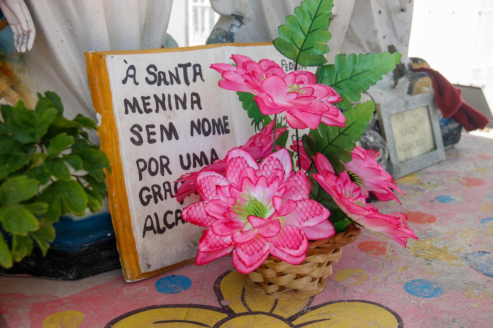 Tmulo da Menina sem Nome  muito visitado  (Foto: Marina Torres/DP)