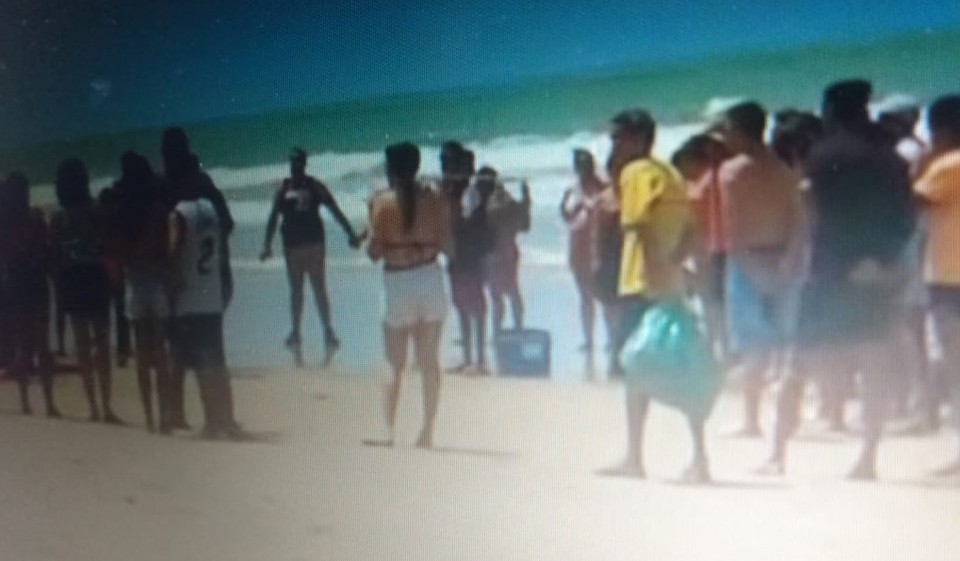 Resgate de pessoa no mar chamou a ateno em Boa Viagem  (Foto: Redes Sociais )