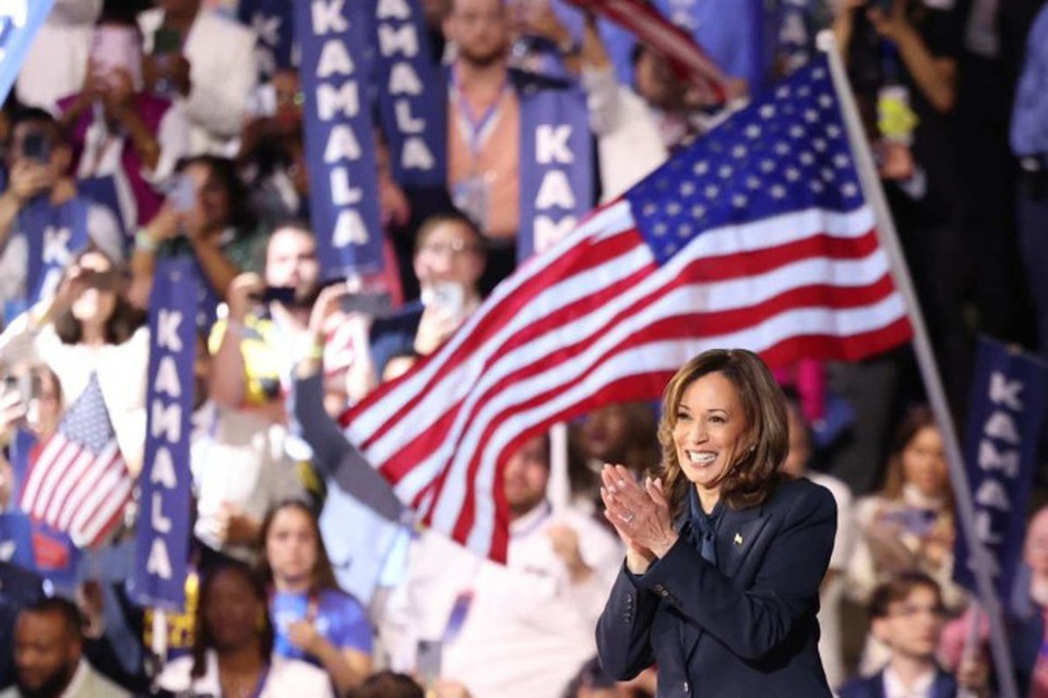 Kamala Harris acena para a multido na madrugada de ontem, ao deixar o palco da arena United Center, em Chicago: discurso histrico (Charly Triballeau/AFP)