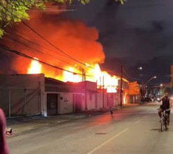 Incndio atinge galpo em Afogados, no Recife (Foto: Reproduo/Instagram)