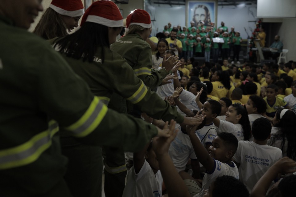 Crians ganharam presesntes em festa de Natal antecipada (Foto: Neoenergia/Divulgao )