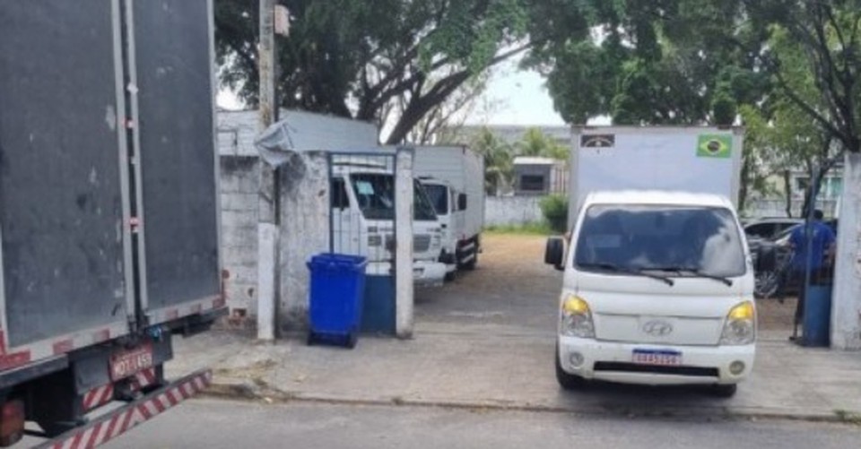 Caminhes com urnas eletrnicas seguiram para Olinda e Paulista  (Foto: TRE-PE)