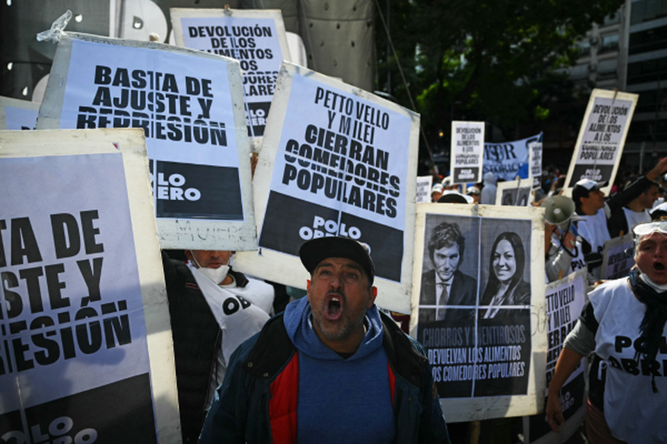 Membros de organizaes sociais realizam manifestao contra as recentes medidas econmicas introduzidas pelo governo do presidente Javier Milei (Crdito: LUIS ROBAYO / AFP)