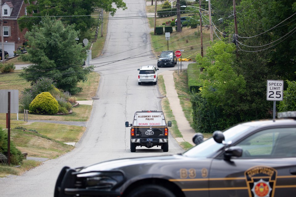 Carro do Esquadro Antibomba da Polcia do Condado de Allegheny dirige em direo  casa de Thomas Matthew Crooks (Foto: REBECCA DROKE / AFP
)