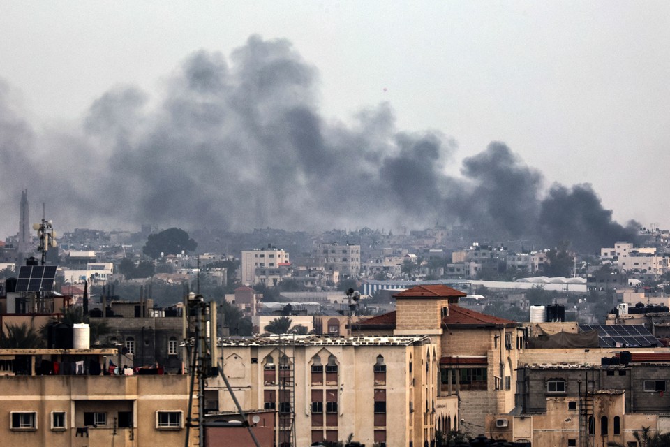 Uma foto tirada de Rafah mostra fumaa subindo sobre Khan Yunis, no sul da Faixa de Gaza, durante o bombardeio israelense
 (Crdito: AFP)