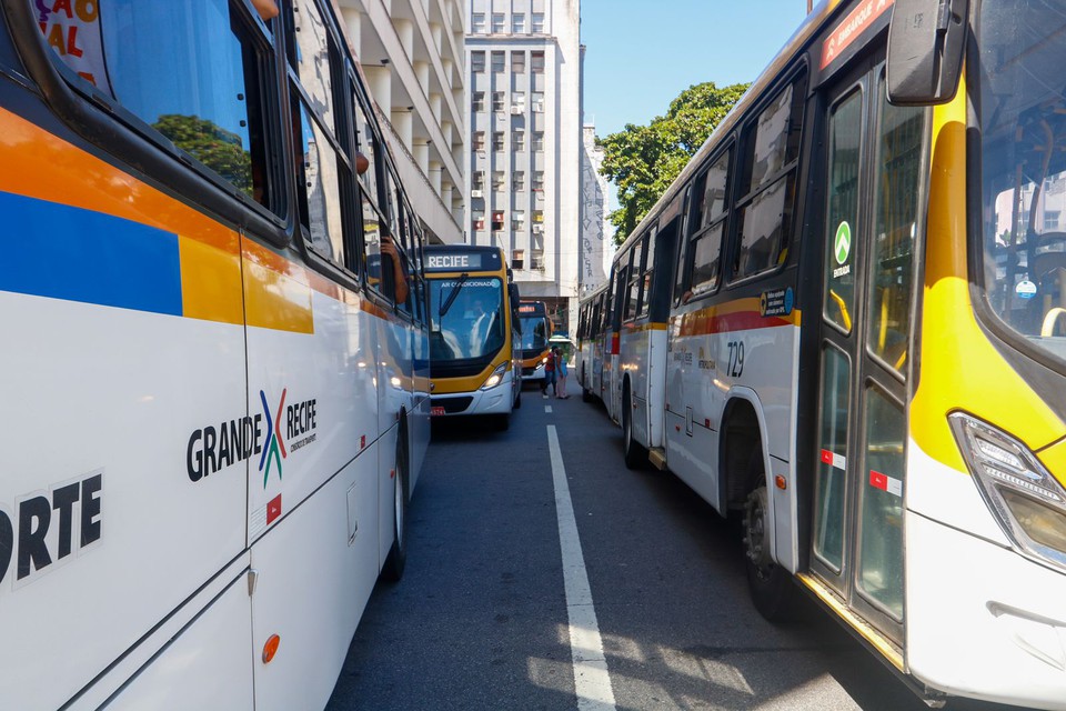 nibus foram enfileirados na Avenida Guararapes (Foto: Marina Torres/DP)