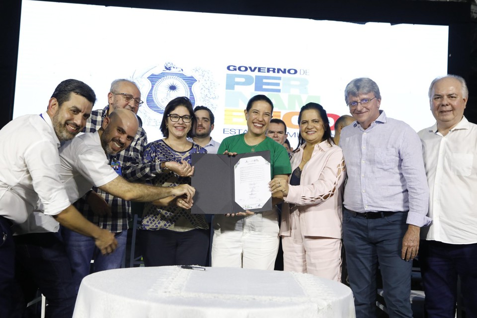  A ordem de servio para realizao das obras foi assinada nesta tera-feira (25) pela governadora Raquel Lyra (PSDB) (Foto: Hesodo Gos/Secom)