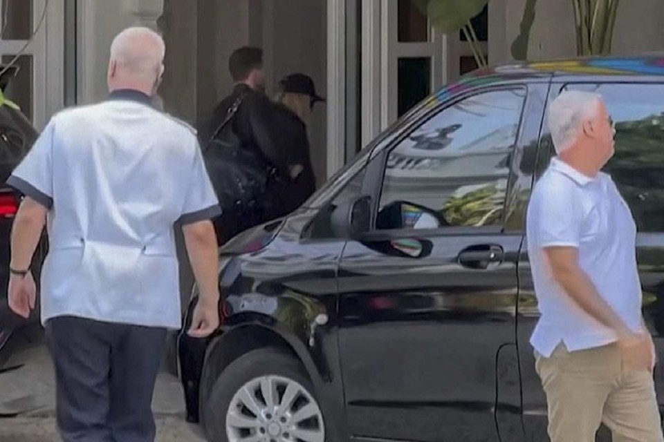 Madonna entrando no Copacabana Palace (foto: Florian PLAUCHEUR / AFPTV / AFP)