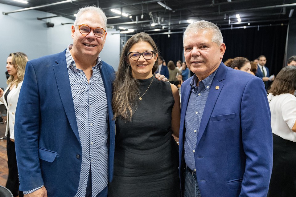 O coordenador geral do Ncleo de Conciliao (Nupemec) do TJPE, desembargador Erik Simes,a advogada especialista em direito securitrio Janielly Nunes, representante dos muturios, e o presidente do TJPE, Ricardo Paes Barreto (Foto: Divulgao)