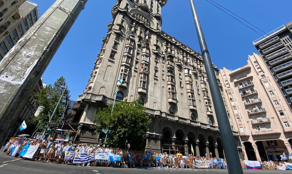 Na disputa para suceder o atual presidente, Lacalle Pou, esto Yamand Orsi, do campo progressista; lvaro Delgado, de centro-direita, e Andrs Ojeda, do Partido Colorado (Foto: Marieta Cazarr/Agncia Brasil)