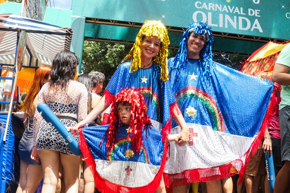 Michelle Sales, Wagner Acampora e o filho do casal, Tom Salles de seis anos. A famlia sempre brinca carnaval. (Foto: Sandy James/ DP Foto)