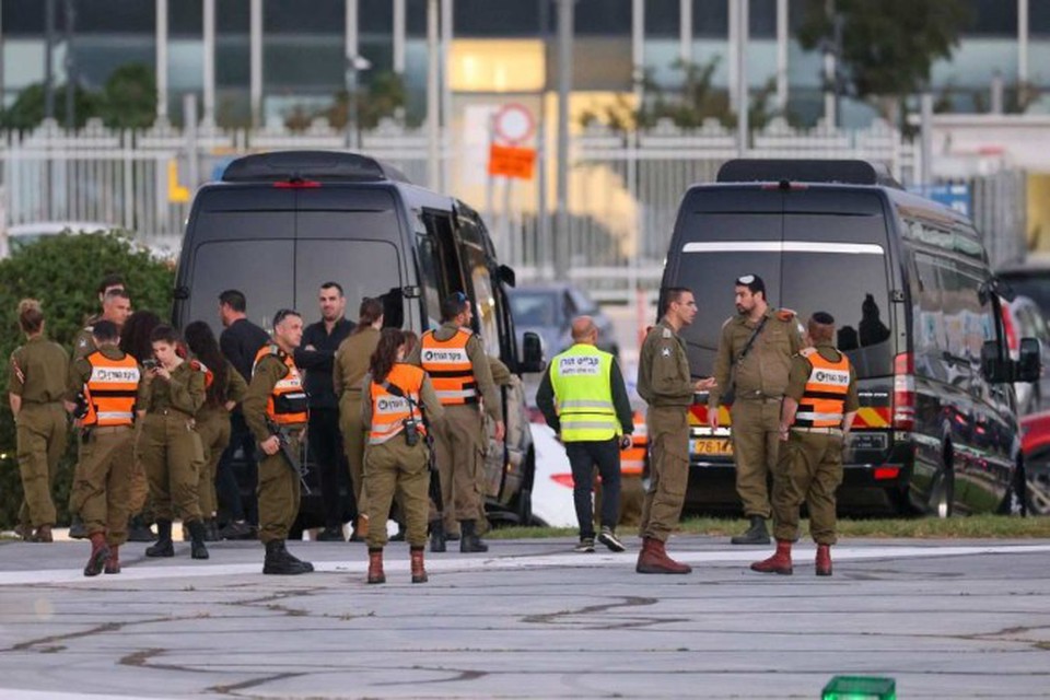 As foras de segurana israelenses esto ao lado dos nibus que esperam no heliporto do centro mdico Schneider de Tel Aviv (Foto: FADEL SENNA / AFP)