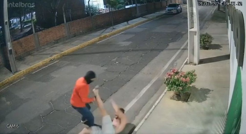 Um vdeo que circula nas redes sociais mostra o momento em que Giovanny corre para a casa onde morava, fugindo do atirador, que estava usando uma mscara e uma arma (Foto: Reproduo/Redes Sociais)