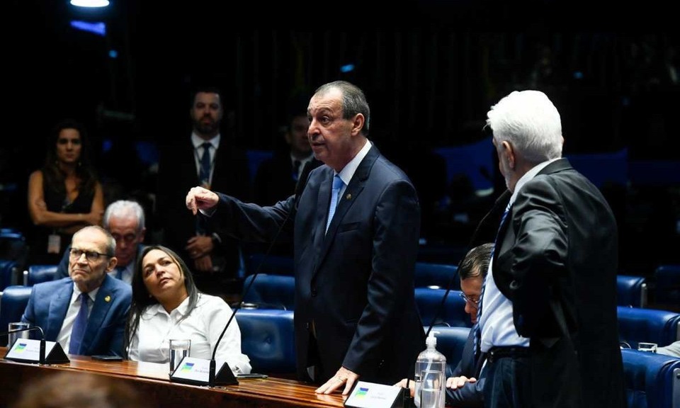 Senador Omar Aziz critica histeria de parlamentares de direita sobre fala de Lula e relembra que no houve a mesma comoo com os 700 mil mortos por COVID-19 no Brasil (foto: Marcos Oliveira/Agncia Senado)