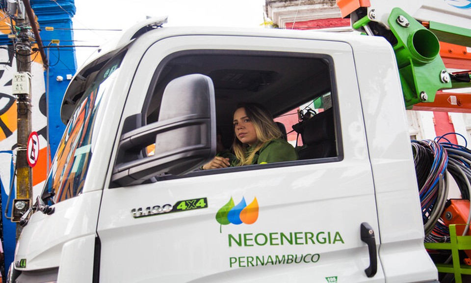 Sero aproximadamente 10 dias de trabalho para retirar cabos e equipamentos de telecomunicaes instalados de forma irregular  (Foto: Divulgao/Neoenergia)